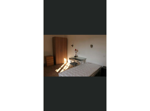 Twin Room with private bathroom in Coimbra - Apartments