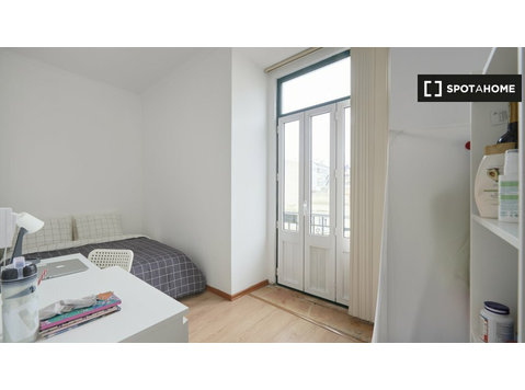 Zimmer zu vermieten in 21-Zimmer-Wohnung in Lissabon - Zu Vermieten