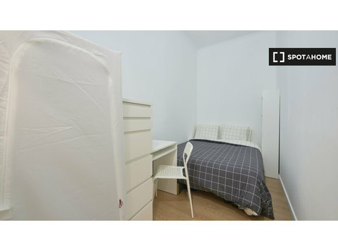 Zimmer zu vermieten in 21-Zimmer-Wohnung in Lissabon - Zu Vermieten