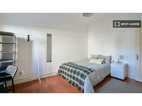 Se alquila habitación en apartamento de 3 dormitorios en… - الإيجار