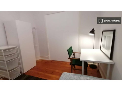 Aluga-se quarto em apartamento T4 em Sete Rios, Lisboa - Aluguel