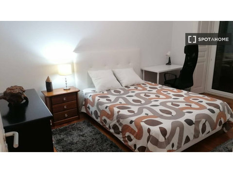Pokój do wynajęcia w mieszkaniu z 4 sypialniami w Sete Rios… - Do wynajęcia