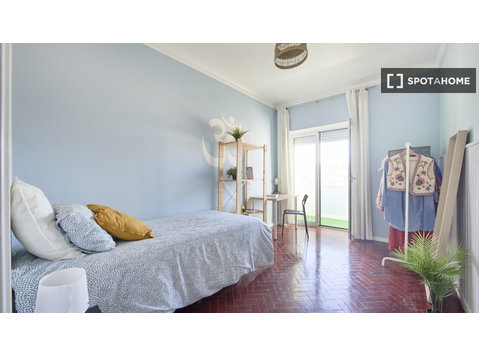 Zimmer zu vermieten in einer 7-Zimmer-Wohngemeinschaft in… - Zu Vermieten