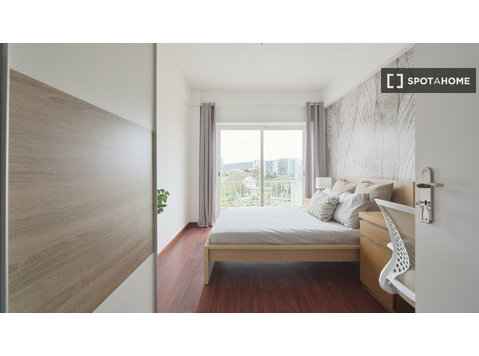 Zimmer zu vermieten in einer 7-Zimmer-Wohngemeinschaft in… - Zu Vermieten