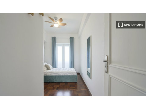 Chambre à louer dans un appartement partagé de 7 chambres à… - À louer
