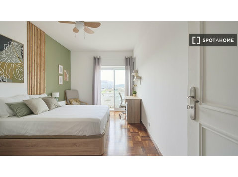Aluga-se quarto em apartamento partilhado de 7 quartos em… - Aluguel