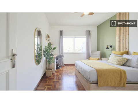 Aluga-se quarto em apartamento partilhado de 7 quartos em… - Aluguel