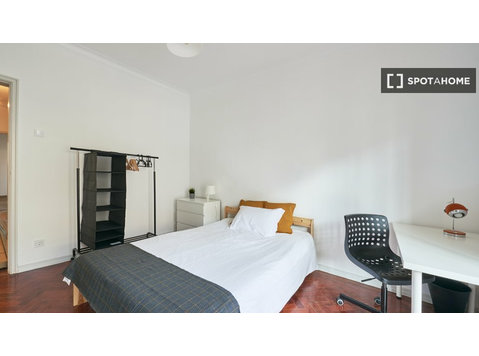 Chambre à louer dans un appartement partagé de 7 chambres à… - À louer