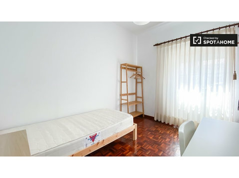 Zimmer zu vermieten in 3-Zimmer-Wohnung in Jerónimos,… - Zu Vermieten