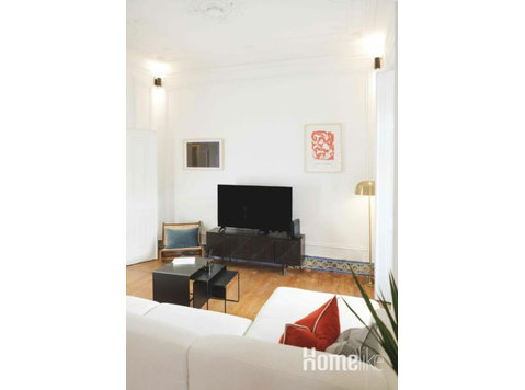 1 Private bedroom in a shared apartment in Lisbon - Camere de inchiriat