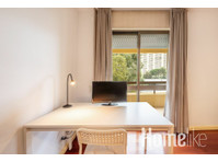 Private Room in Campolide, Lisbon - Комнаты
