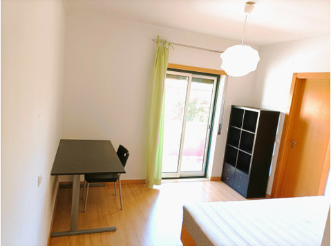 Room, balcony and private bathroom near Carcavelos - Комнаты
