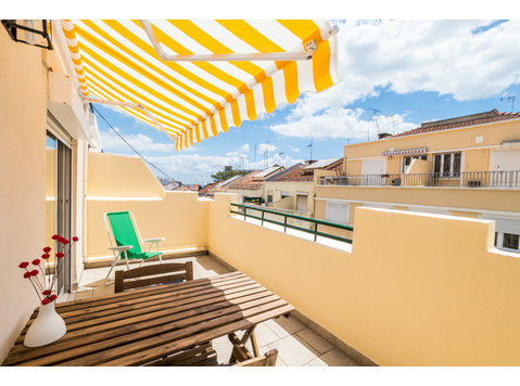 Apartment in Graça with terrace and lots of light - Kiadó