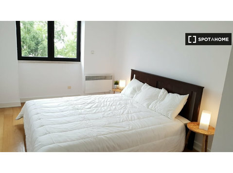 Beautiful room for rent in Estrela, Lisbon - For Rent