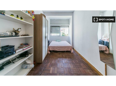 Big room in 6-bedroom apartment in Campo de Ouri, Lisbon - Til leje