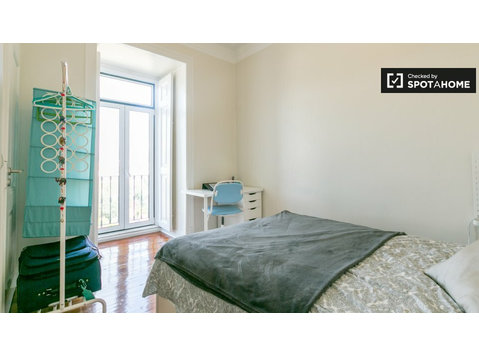 Luminosa stanza in affitto, appartamento con 4 camere da… - In Affitto
