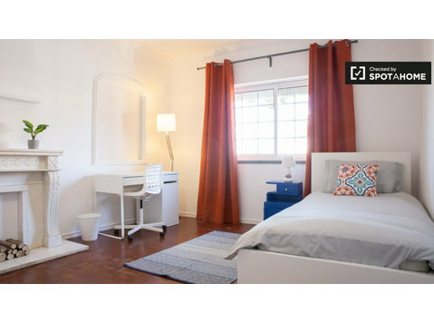 Bright room for rent in 12-bedroom house, Parede - الإيجار