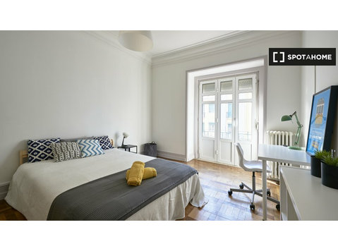 Bright room for rent in 13-bedroom apartment in Santo Antóni - Til Leie
