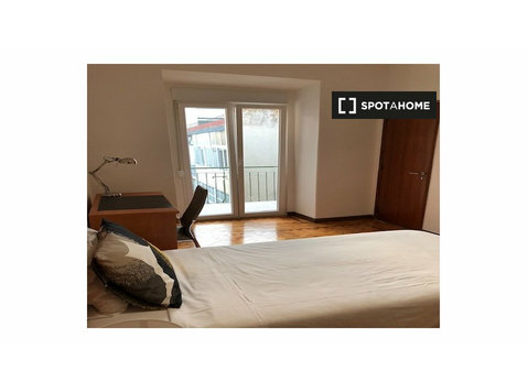 Bright room for rent in 5-bedroom apartment in Arroios - De inchiriat