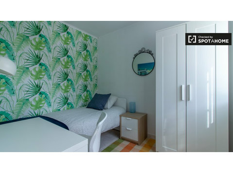 Bright room for rent in 5-bedroom house, Restelo, Lisbon - Под наем