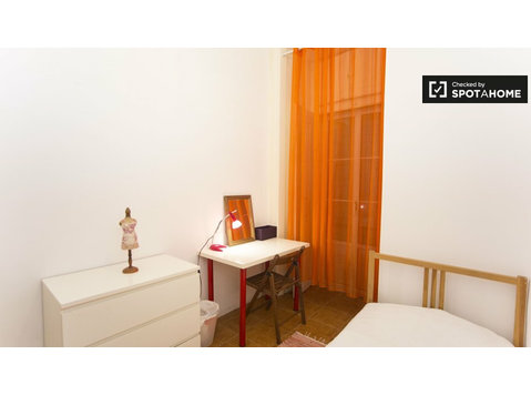 Bright room for rent in 6-bedroom apartment in Barrio Alto - For Rent