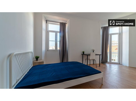 Bright room for rent in 9-bedroom apartment in Benfica - Izīrē