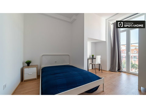 Helles Zimmer zur Miete in 9-Zimmer-Wohnung in Benfica - Zu Vermieten
