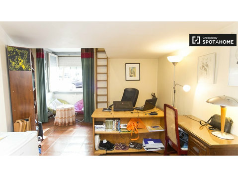 Jasny pokój w apartamencie z 4 sypialniami w Avenidas Novas - Do wynajęcia