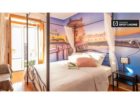 Bright room in 4-bedroom apartment in Graça e São Vicente - За издавање