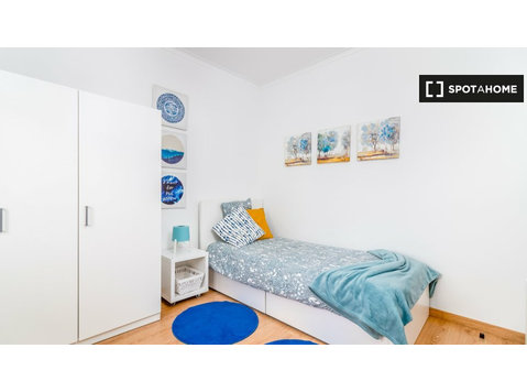Helles Zimmer in 5-Zimmer-Wohnung in Carcavelos - Zu Vermieten