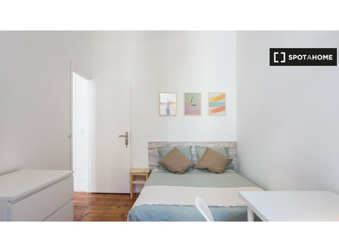 Chambre lumineuse dans un appartement de 8 chambres à… - À louer