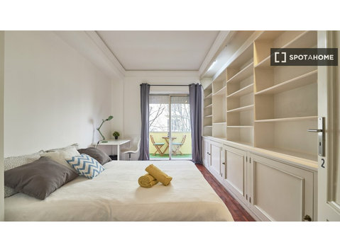 Helles Zimmer in 9-Zimmer-Wohnung in Avenidas Novas,… - Zu Vermieten