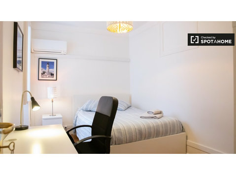 Quarto luminoso para alugar em apartamento de 5 quartos em… - Aluguel