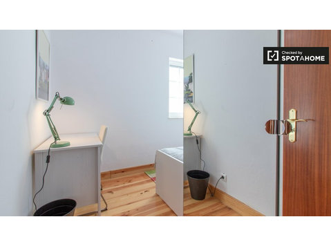 Calm room for rent in 5-bedroom house, Restelo, Lisbon - For Rent