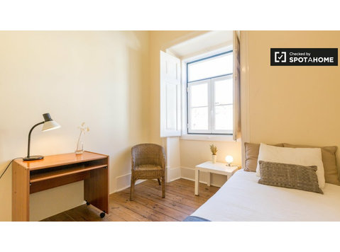 Charming bedroom for rent in 7-bedroom apartment in Parede - השכרה