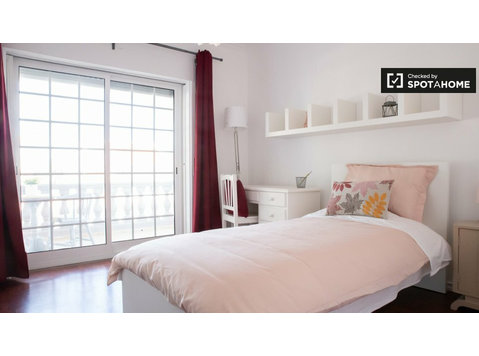Chambre chic à louer dans une maison de 12 chambres, Parede - À louer