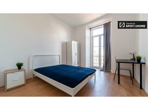 Schickes Zimmer zur Miete in 9-Zimmer-Wohnung in Benfica - Zu Vermieten