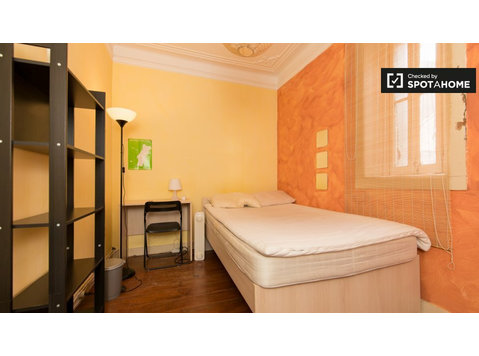 Colourful room 7-bedroom apartment, Avenidas Novas, Lisbon - For Rent
