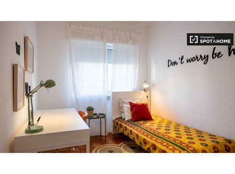 Komfortables Zimmer in einer 3-Zimmer-Wohnung in Ajuda,… - Zu Vermieten