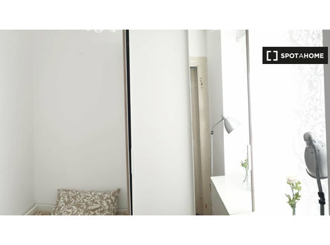 Bairro Alto 4 yatak odalı dairede kiralık rahat oda - Kiralık
