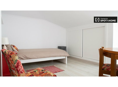 Parede'de 12 yatak odalı evde kiralık rahat oda - Kiralık