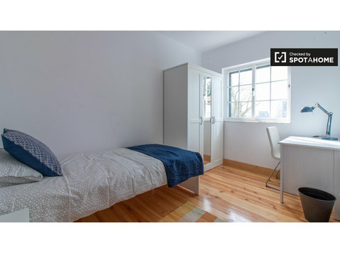 Cosy room for rent in 5-bedroom house, Restelo, Lisbon - For Rent