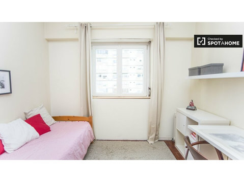 Cosy room for rent in a 3-bedroom apartment in Lisbon - For Rent