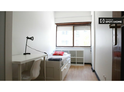 Gemütliches Zimmer in 10-Zimmer-Wohnung in Areeiro, Lisboa - Zu Vermieten