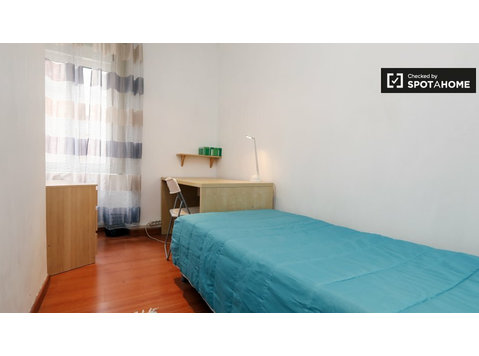 Quarto acolhedor em apartamento de 3 quartos em Campolide,… - Aluguel