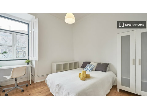 Chambre confortable dans un appartement de 8 chambres à… - À louer