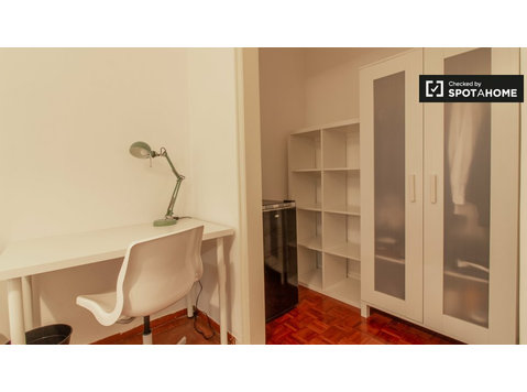 Avenidas Novas, Lisboa'da 9 yatak odalı dairede rahat oda - Kiralık