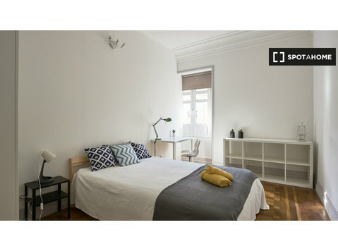 Chambre confortable à louer dans un appartement de 13… - À louer