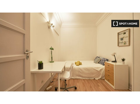 Gemütliches Zimmer zur Miete in 13-Zimmer-Wohnung in Santo… - Zu Vermieten