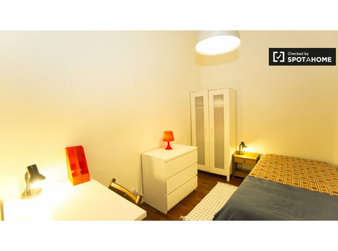 Cozy room for rent in 6-bedroom apartment in Barrio Alto - K pronájmu